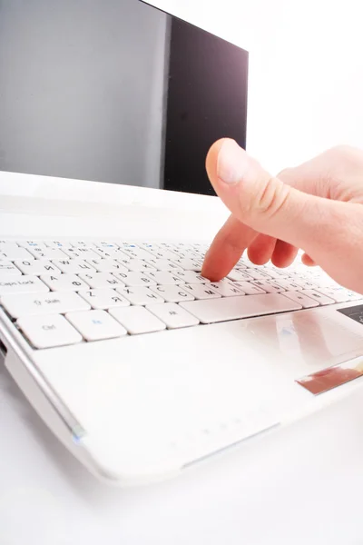 Doigt humain sur un clavier d'ordinateur portable. Appuyez sur une touche — Photo
