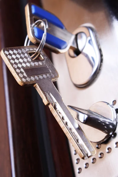 Säker dörr. nyckeln i ett nyckelhål. Öppna — Stockfoto
