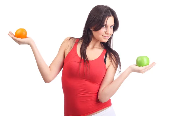 Młoda kobieta posiadają owoce - jabłko i pomarańcza. na białym tle — Zdjęcie stockowe