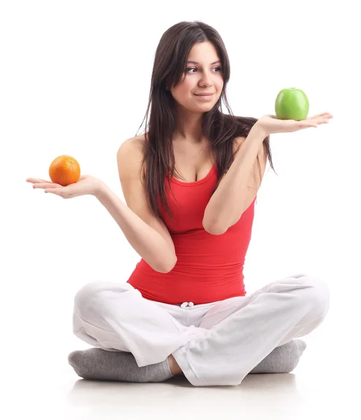 Młoda kobieta z jabłek i pomarańczy. na białym tle — Zdjęcie stockowe