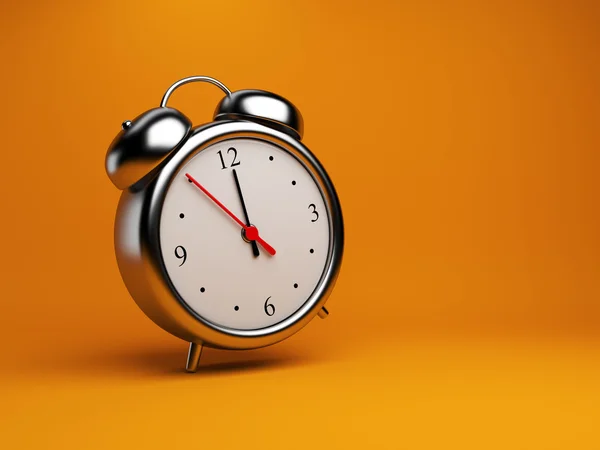 Alarma de reloj 3D. Concepto de tiempo. Sobre fondo naranja — Foto de Stock