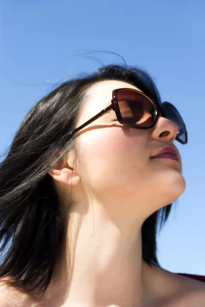 Vrouw met zonnebril ruiken de frisse lucht — Stockfoto
