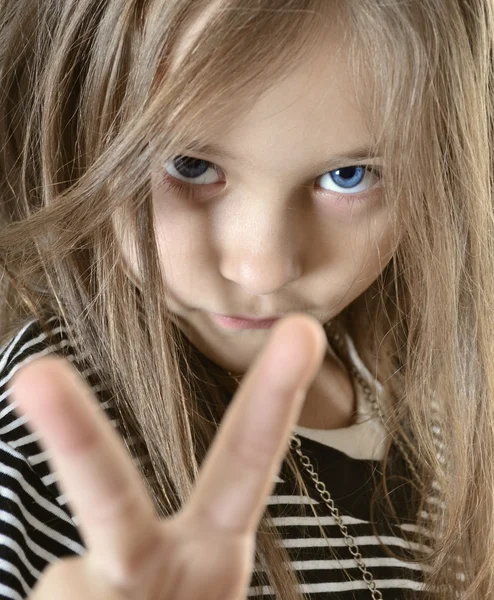 Barnet visar två fingrar — Stockfoto