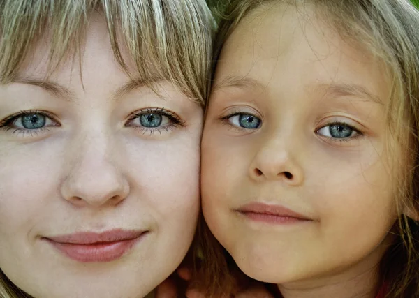 Faces of the two girls closeup — Stock Photo, Image