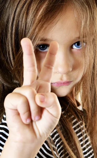 Gyermek mutatja, két ujjal — Stock Fotó