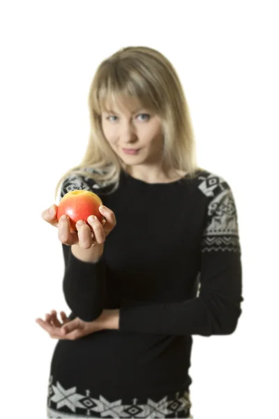 Mooi meisje biedt apple — Stockfoto