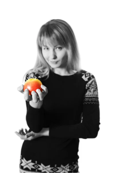 Menina bonita oferece maçã — Fotografia de Stock