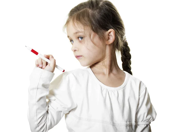Malá holka ukazuje kuličkové pero — Stock fotografie
