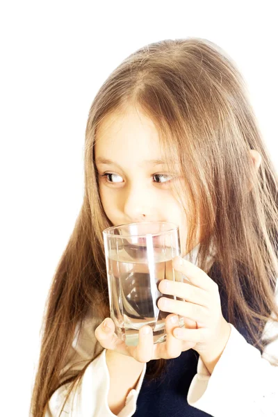 Menina segurando um copo de água — Fotografia de Stock