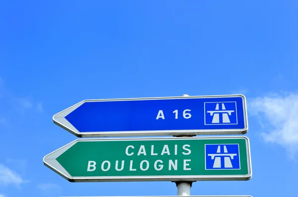 Znak drogowy francuski skierowany do Calais i Boulogne (kanał portów) — Zdjęcie stockowe