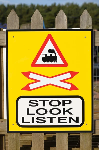 Stop, patrzeć, słuchać znak na przejazdach kolejowych Zdjęcie Stockowe