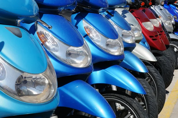 Ciclomotores ou scooters para aluguer — Fotografia de Stock