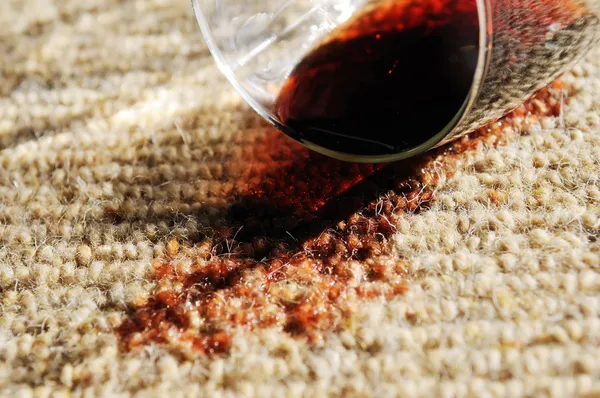 Czerwone wino wyciek na czystej wełny dywan — Zdjęcie stockowe
