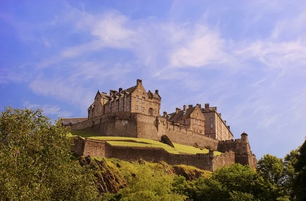 Edinburský hrad na teplý slunečný den — Stock fotografie