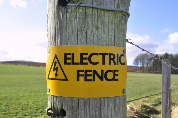 Elektrikli çit işareti kırsal — Stok fotoğraf