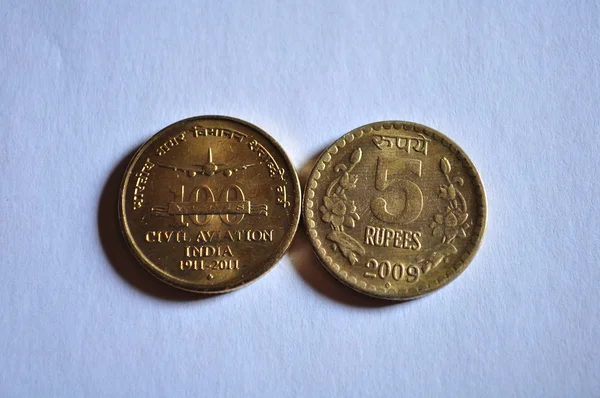 2 つの 5 ルピーの硬貨 — ストック写真