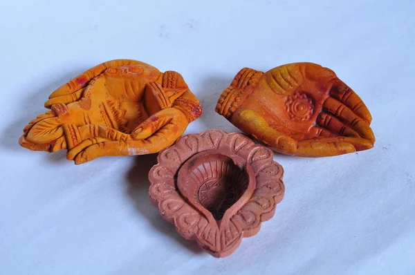 Uma mão tradicional indiana feita de argila Diya — Fotografia de Stock