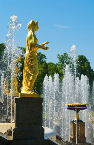 Oude standbeeld op fonteinen achtergrond. Rusland, st.petersburg, petrodvorets. — Stockfoto