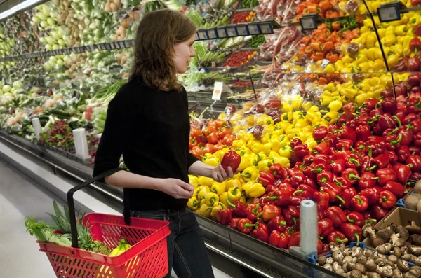 スーパー マーケットで買い物をする女性 — ストック写真