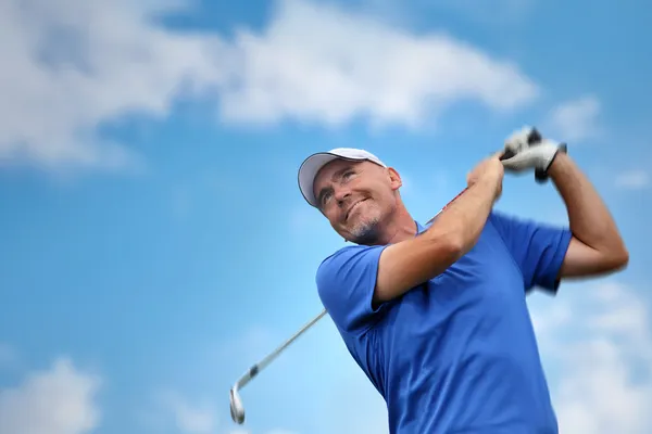 Golfer schieten een golfbal — Stockfoto