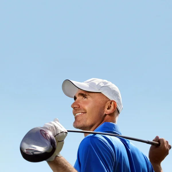 Улыбающийся гольфист держит клюшку для гольфа через плечо — стоковое фото