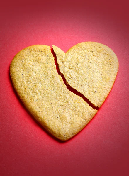 Gingerbread cookie in the shape of a broken heart — Stock Photo, Image
