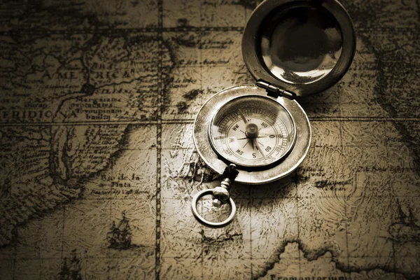 Gammal kompass på vintage karta — Stockfoto