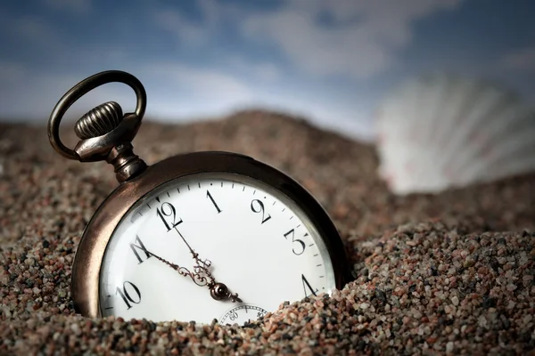 砂で埋められる古い懐中時計 — ストック写真