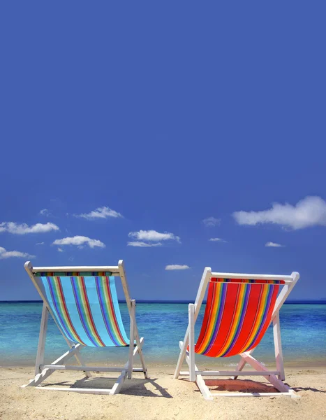 Chaises rayées sur la plage — Photo