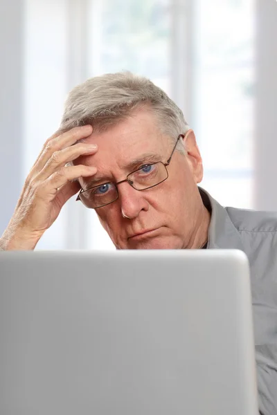 Senior using laptop — Stock Photo, Image