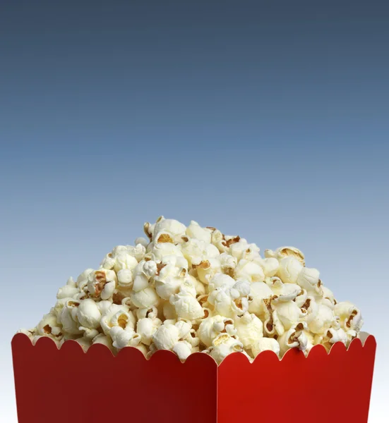 Schachtel Popcorn und blauer Hintergrund — Stockfoto