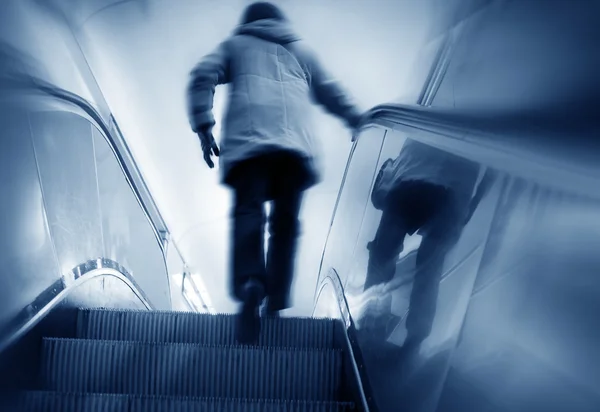 Kvinna i rulltrappan — Stockfoto