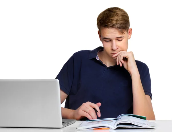 Tizenéves fiú dolgozik a laptop — Stock Fotó
