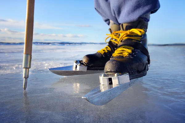 Pattinaggio sul ghiaccio sul lago — Foto Stock
