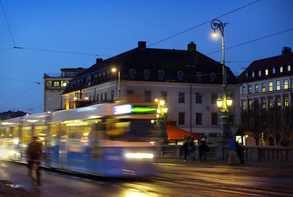 Göteborg w nocy. Niektóre tramwaje i w ruchu — Zdjęcie stockowe