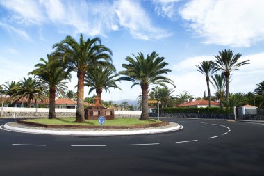 Maspalomas, dairesel asfalt yol.