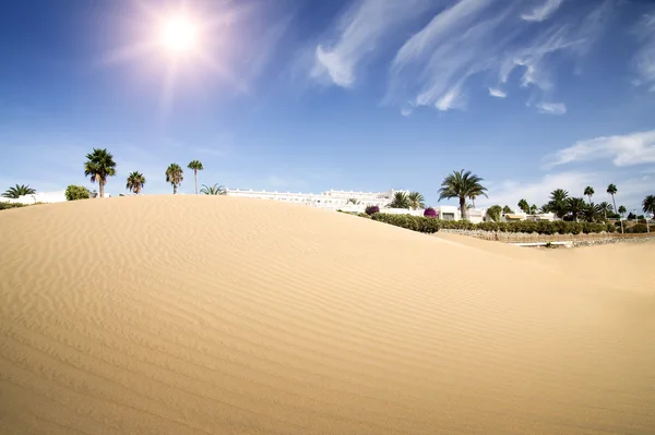 Deserto dunas hotel ao pôr do sol . — Fotografia de Stock