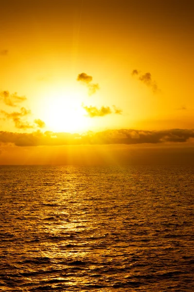 Belo pôr do sol acima do mar — Fotografia de Stock