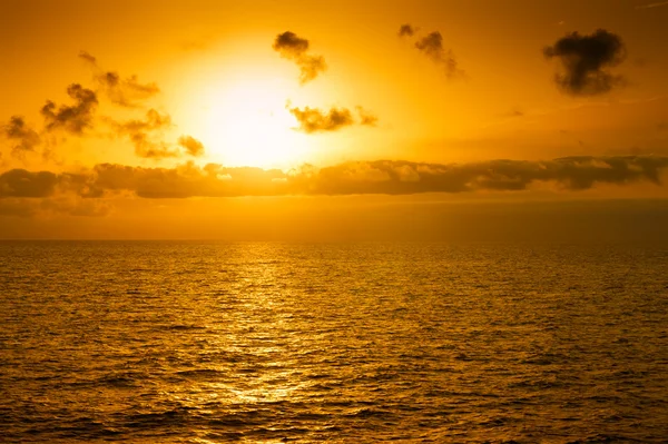 Όμορφο ηλιοβασίλεμα πάνω από τη θάλασσα — Φωτογραφία Αρχείου