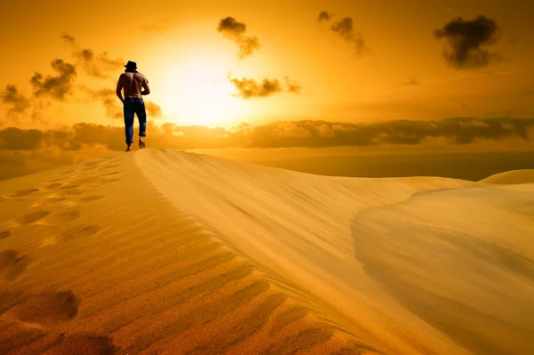 O homem estar pronto para cair com cansaço no deserto . — Fotografia de Stock