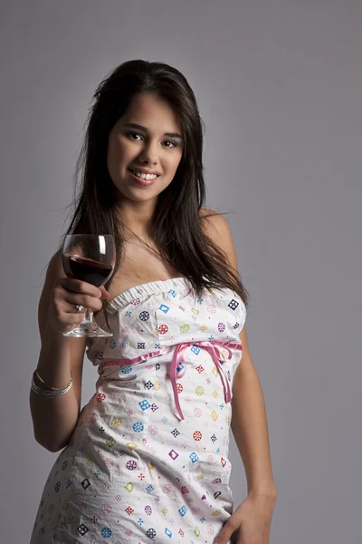 Fiatal nő és vörös bor — Stock Fotó