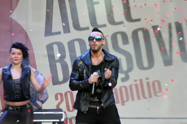 Алексей Велеа выступает на сцене в Брашове — стоковое фото