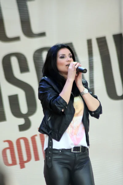 Elly White se apresentando ao vivo no palco em Brasov dias — Fotografia de Stock