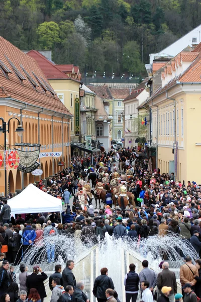 Plaza principal de la ciudad de Brasov de Transilvania después del desfile de junio —  Fotos de Stock