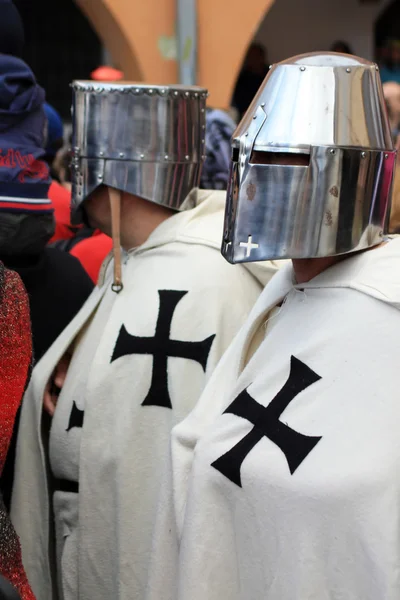 Middeleeuwse warriors op straat van brasov — Stockfoto