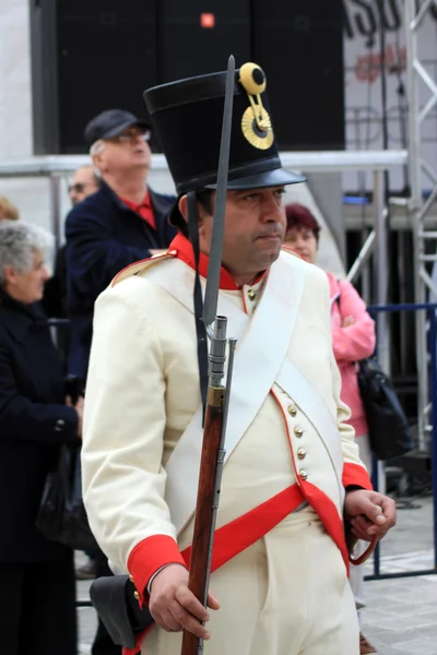 Portret van militaire soldaat op de traditionele parade van brasov — Stockfoto