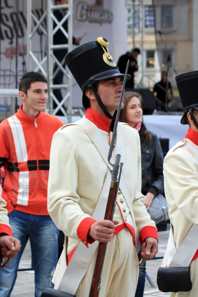 Soldat avec mousquet au défilé traditionnel de Brasov — Photo