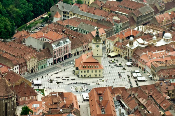 En övre utsikt från tampa med piata sfatului från staden brasov, Rumänien — Stockfoto