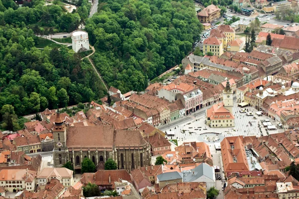 Vista aérea sobre el centro antiguo de la ciudad de Brasov — Foto de Stock