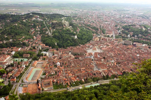 Uma vista superior de Tampa com centro velho da cidade de Brasov — Fotografia de Stock